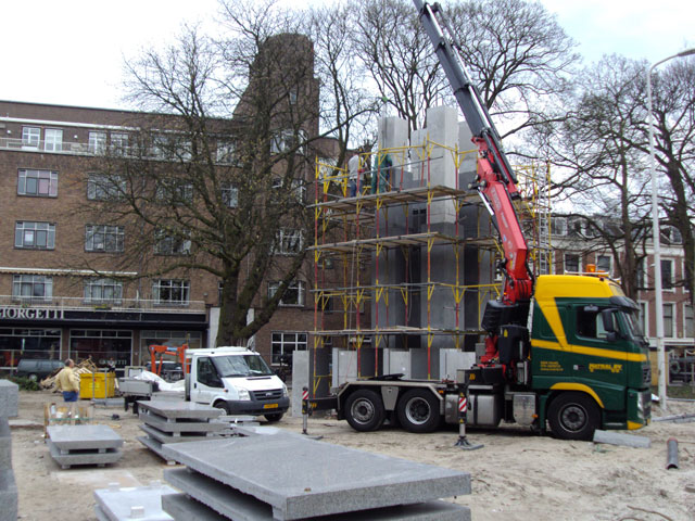 Monument-voor-vredespaleis-hijswerkzaamheden